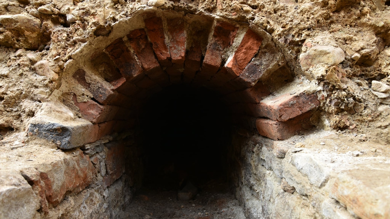 Ossos humanos e túnel misterioso são encontrados em estacionamento da Polônia