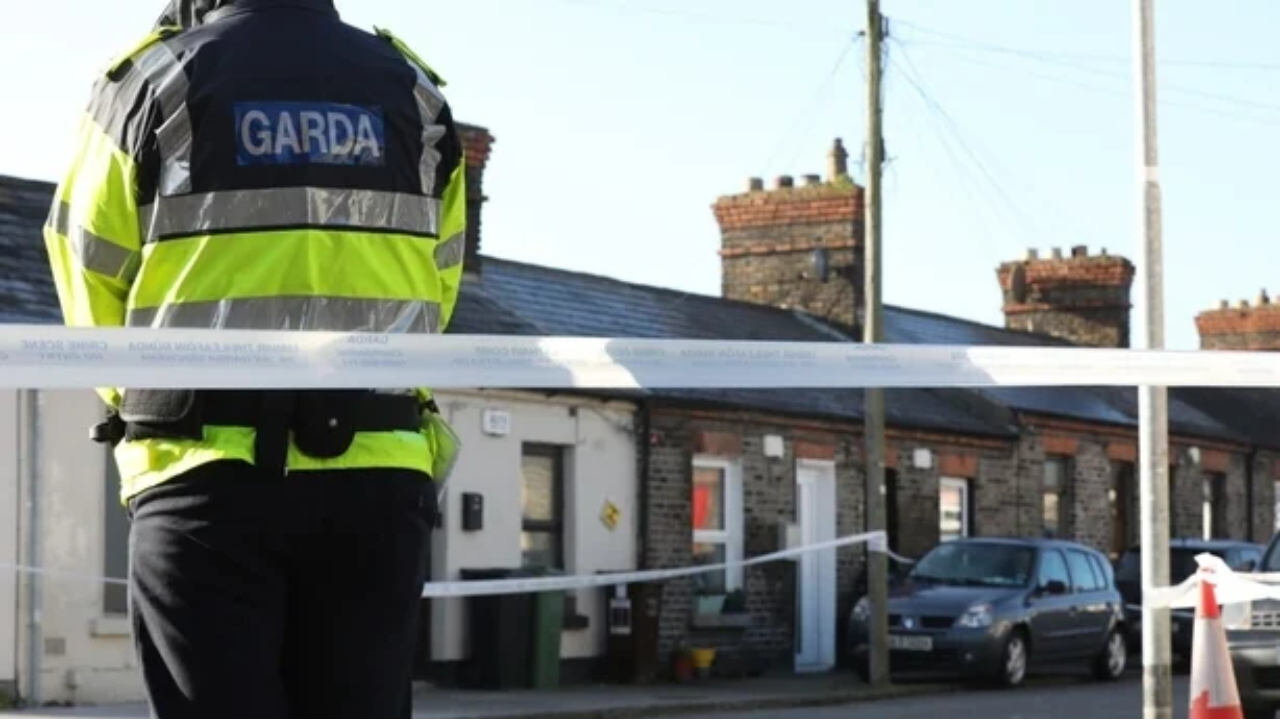 Jovem de 17 anos é internado após se tornar alvo de tiroteio em Dublin