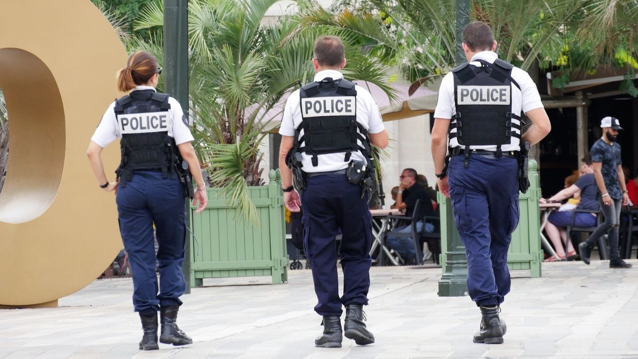 Após escândalos, relatório expõe sexismo da polícia de Londres