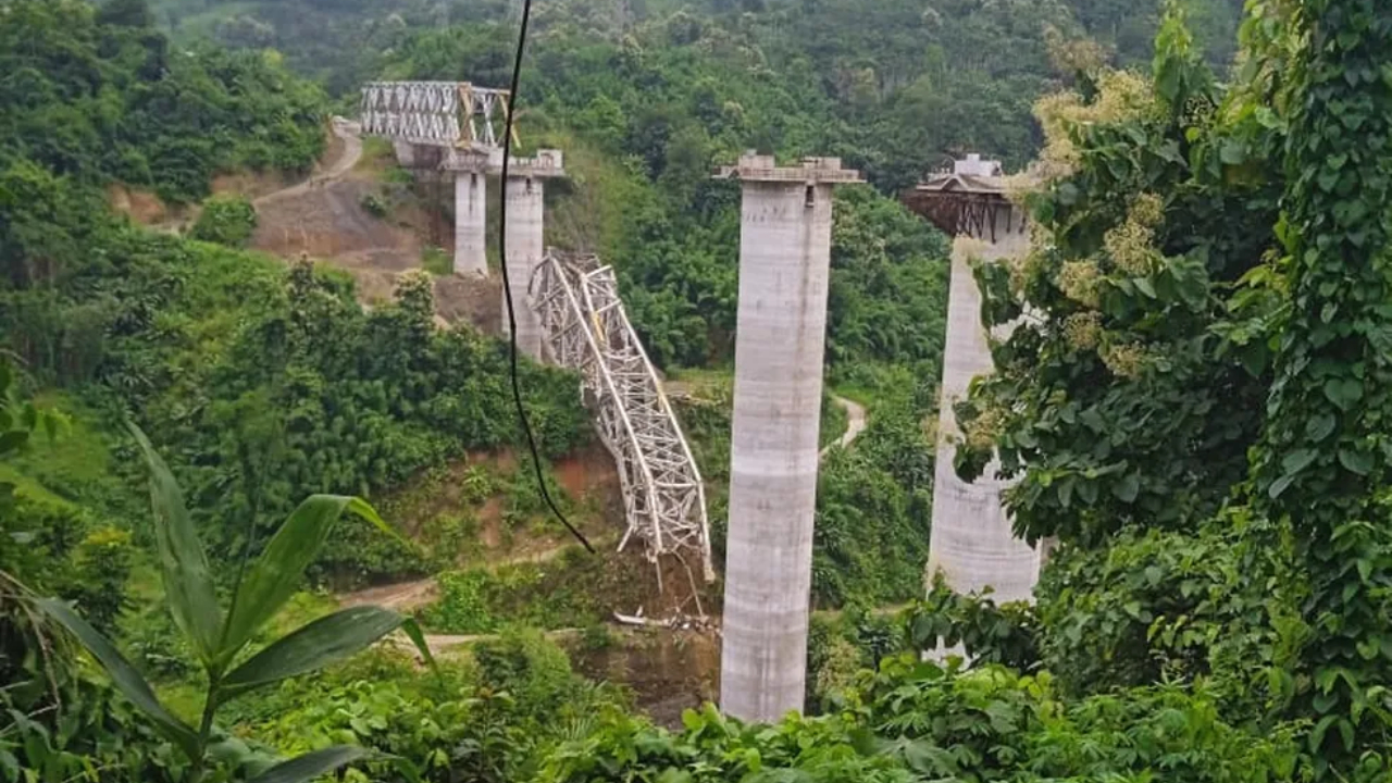 Ponte desaba em meio a obras e 26 trabalhadores morrem, na Índia