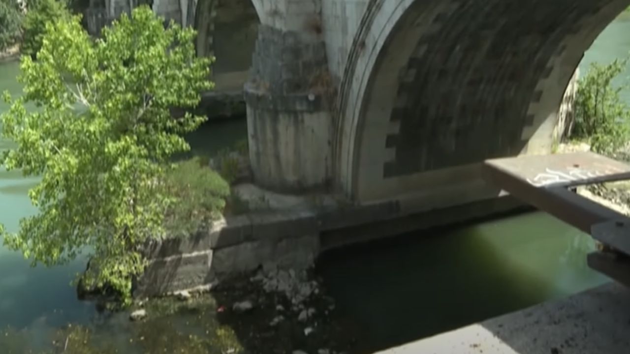 Seca no rio Tibre revela impressionante ponte do imperador Nero em Roma