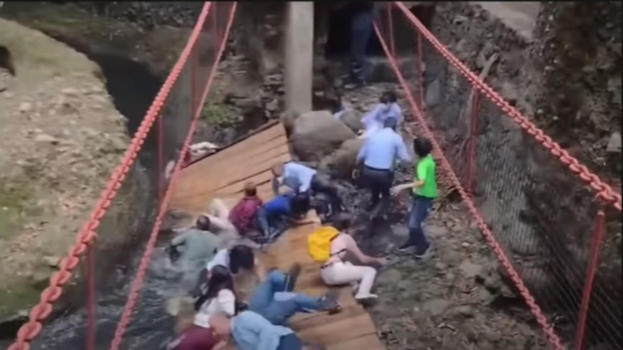 Em reinauguração, ponte desaba com prefeito e vereadores no México