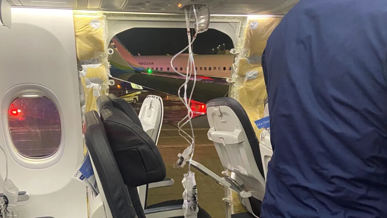 Passageiros de avião que ejetou porta irão receber reembolso e terapia de companhia aérea