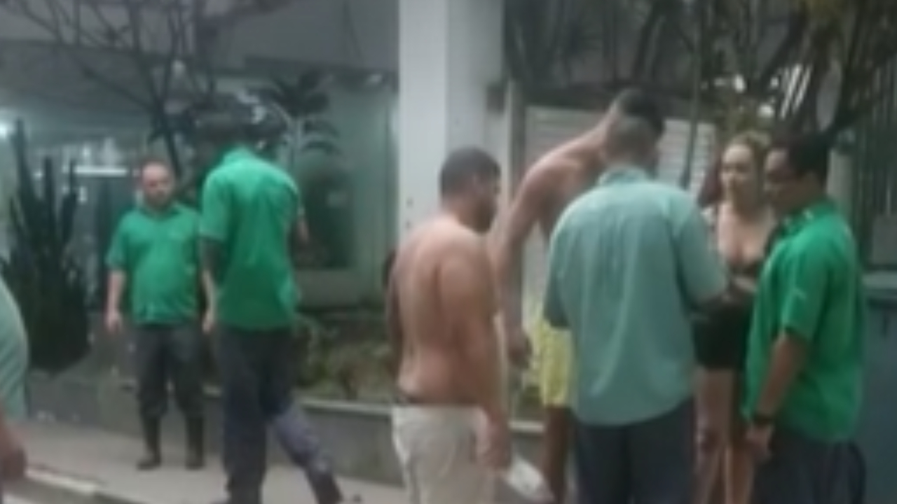 Frentista é flagrado gravando mulher usando banheiro do posto de gasolina
