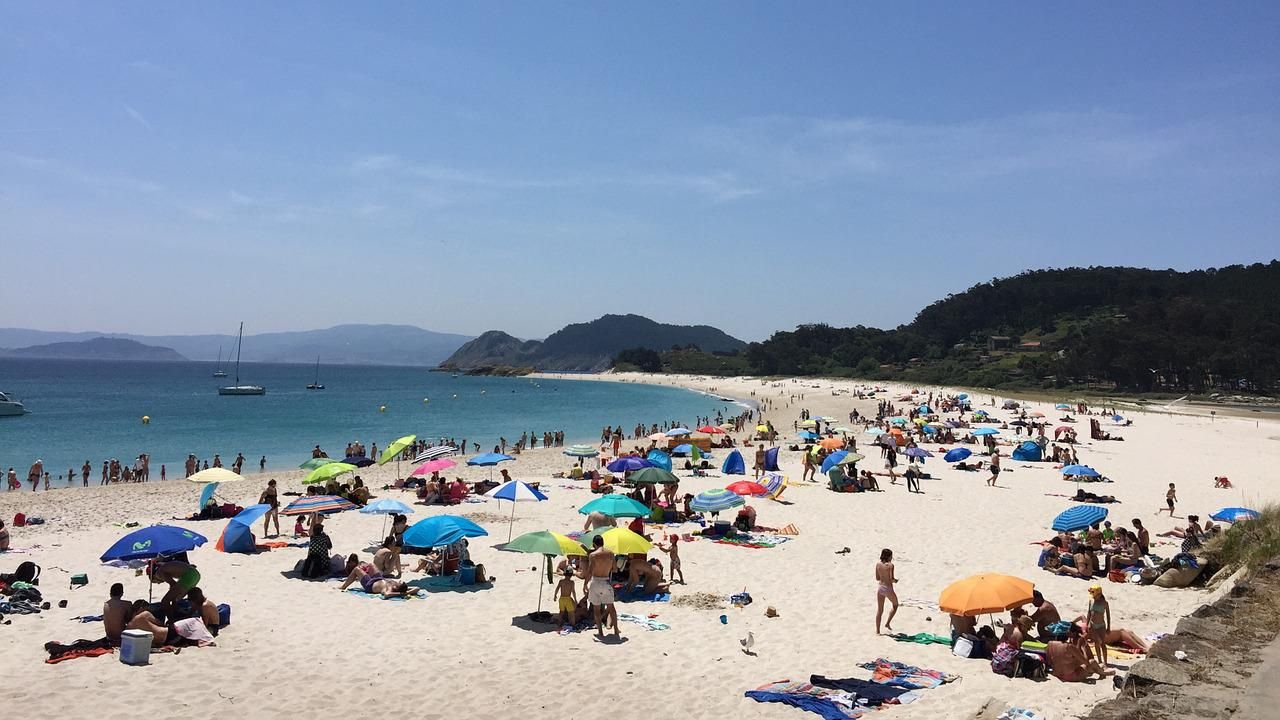 Cidade na Espanha instaura multa de R$ 4 mil para quem urinar no mar ou na areia da praia