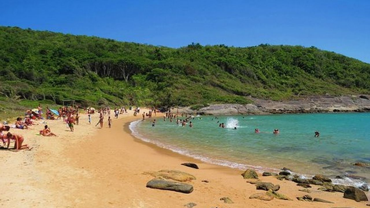 Jovem tem barriga aberta e fica com órgãos expostos em praia no ES