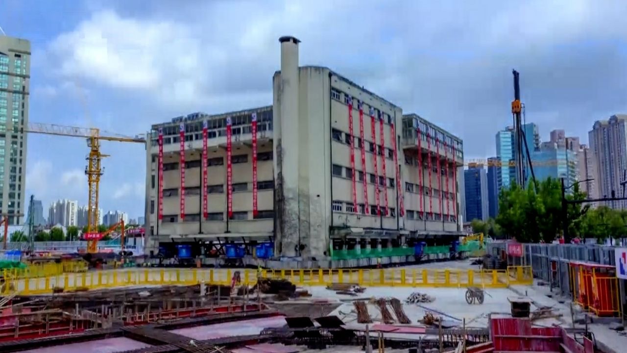 Engenheiros fazem prédio histórico “caminhar” por 60 metros com pernas robóticas na China