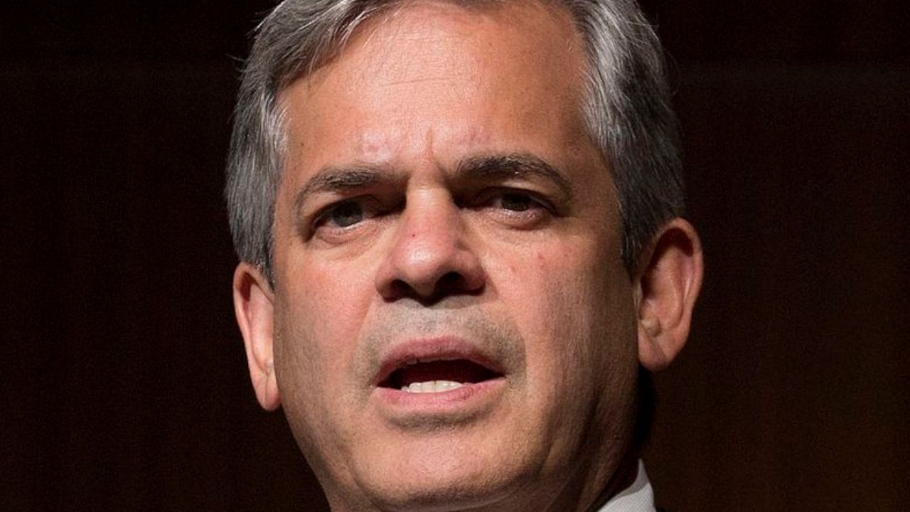 Prefeito dos EUA pede para que a população fique em casa enquanto passa férias em resort no México