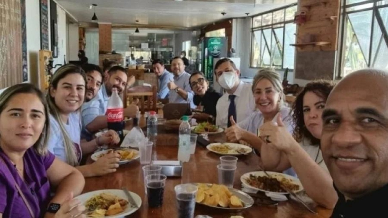 Assessoria se manifesta após foto de prefeito de Goiânia aglomerando em restaurante