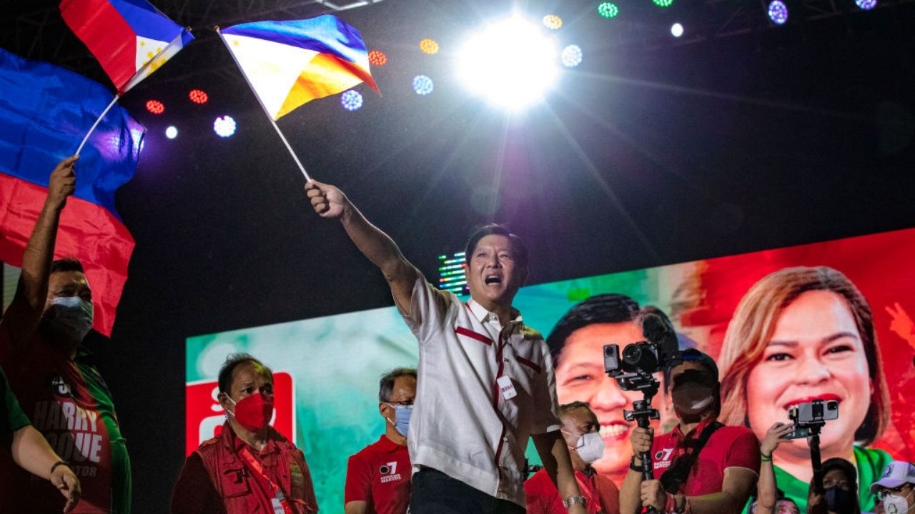 O filho de ex-ditador das Filipinas eleito presidente com enorme vantagem