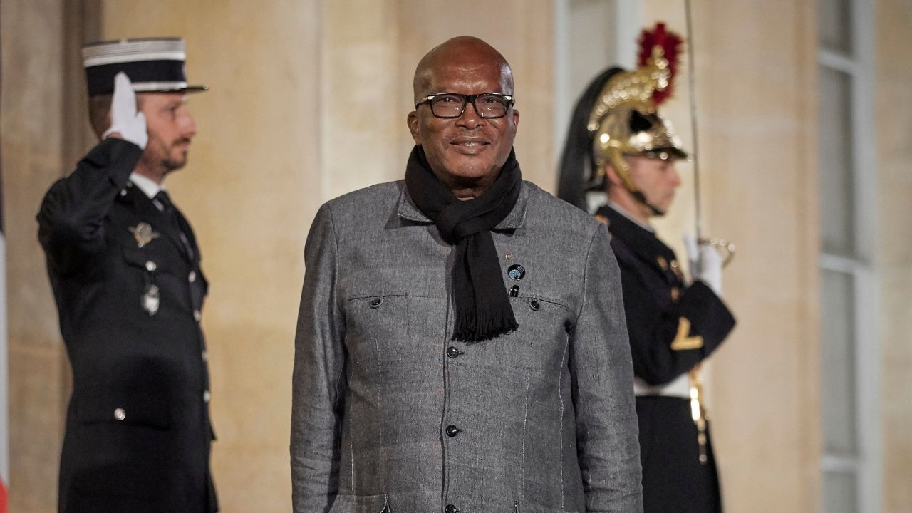 Presidente de Burkina Faso é detido por militares, diz agência