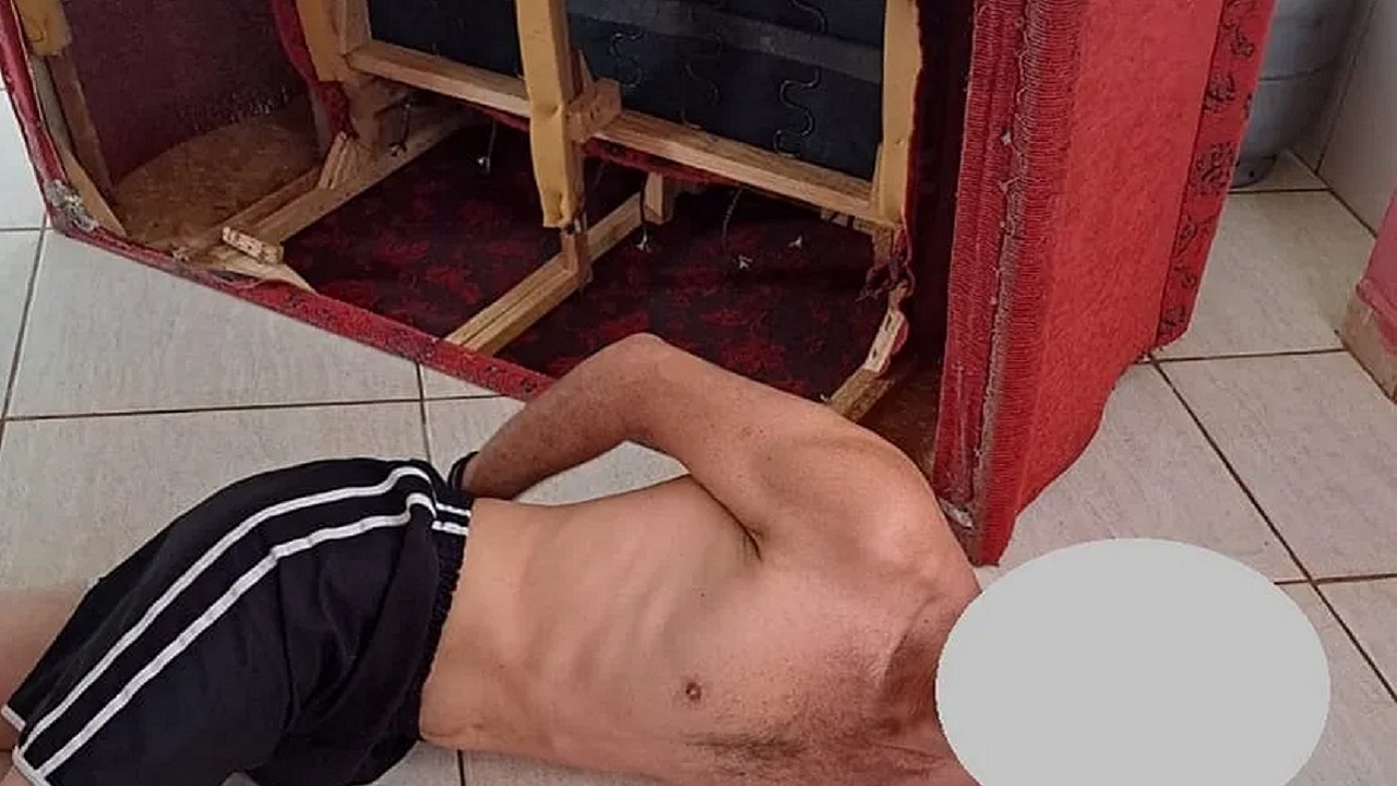 Para fugir da polícia, homem se esconde embaixo de sofá, mas acaba preso