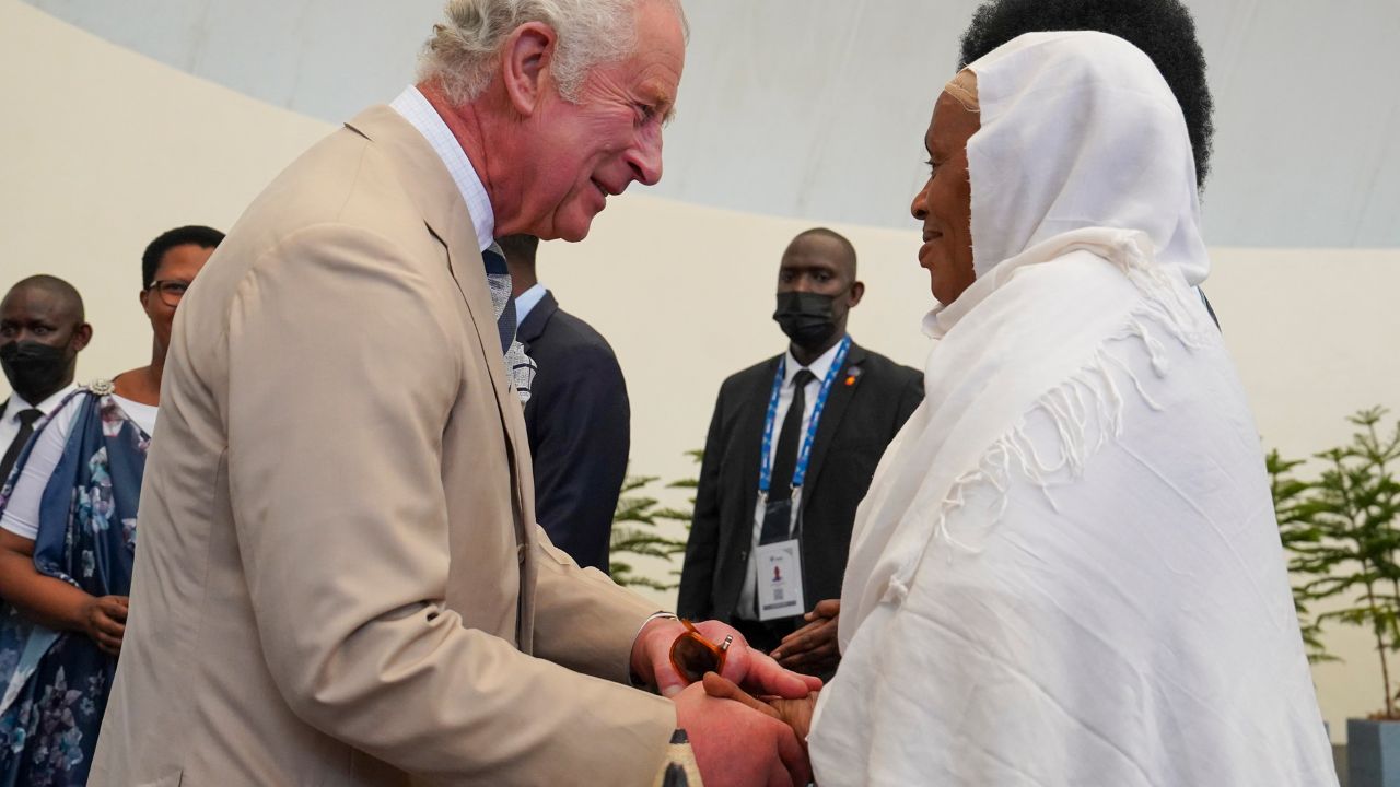Príncipe Charles visita memorial às vítimas do genocídio de Ruanda: ‘Almas inocentes que foram mortas’