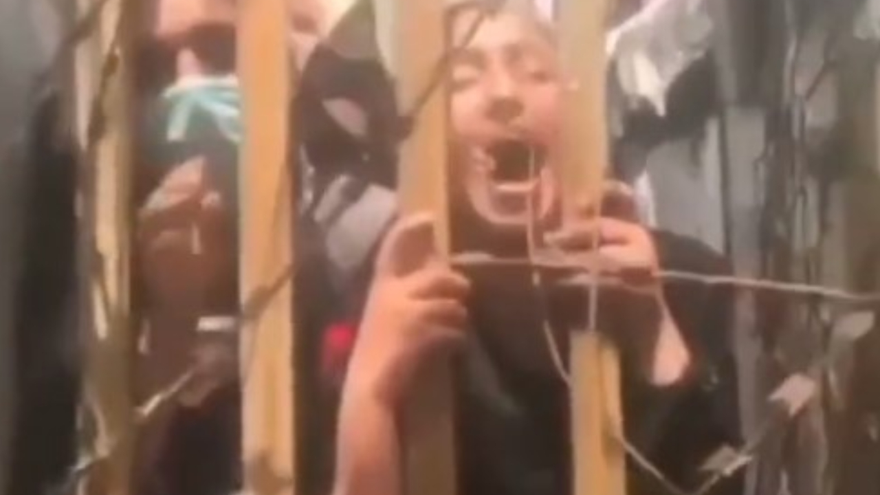 “O Talibã está chegando”, grita mulher afegã aos prantos no aeroporto de Cabul