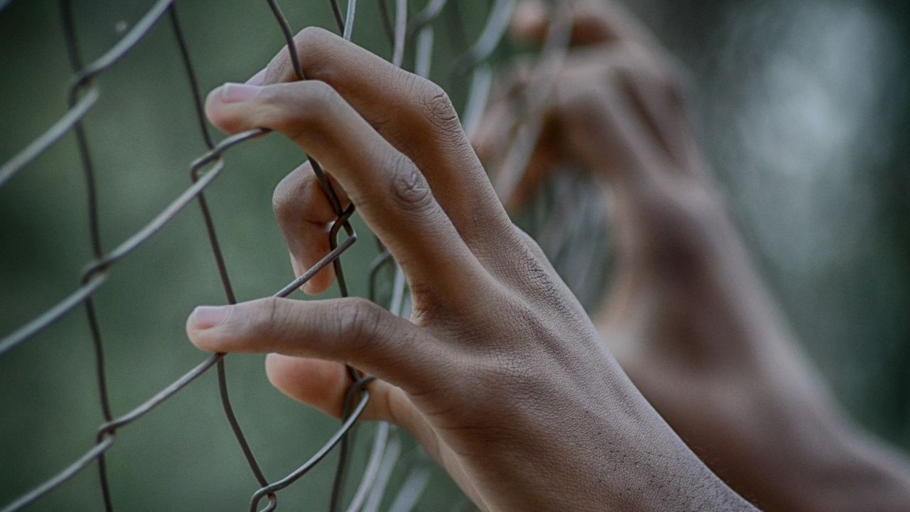 Após ser julgado 4 vezes pelo mesmo assassinato, homem é inocentado