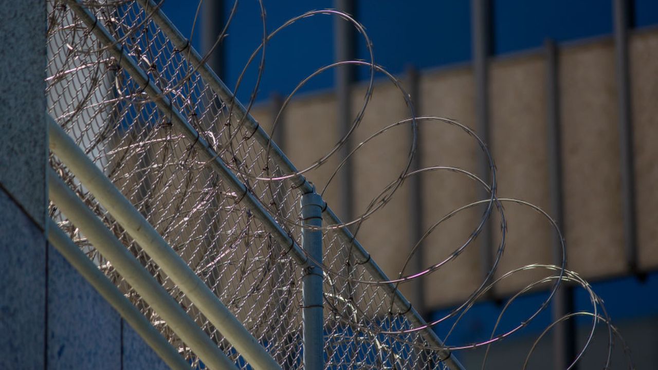 Após 27 anos, juiz admite ‘inexperiência’ e liberta homem preso nos EUA