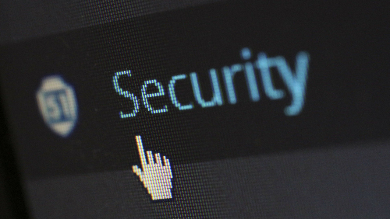 Jovem que hackeou mais de 100 contas do Twitter em 2020 é sentenciado a prisão