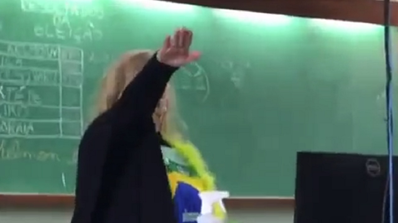 Em escola católica, professora é registrada fazendo saudação nazista