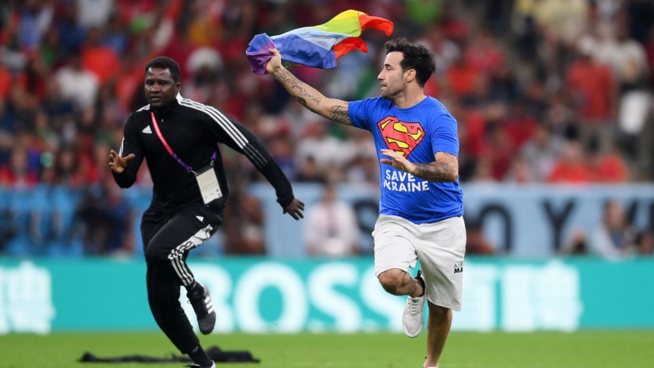Copa do Mundo: homem invade campo com bandeira LGBT e pedido de ajuda para a Ucrânia