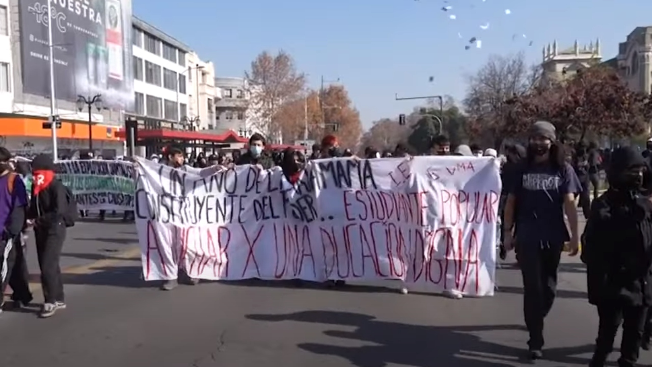 Alunos do ensino médio queimam ônibus e escolas durante protesto no Chile