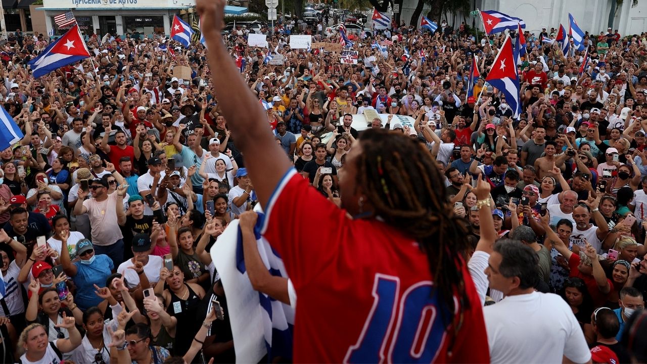 Regime cubano tenta conter protestos contrários com manifestações pró-regime
