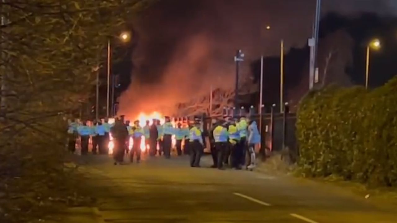 Violento protesto anti-refugiados termina em 15 prisões na Inglaterra