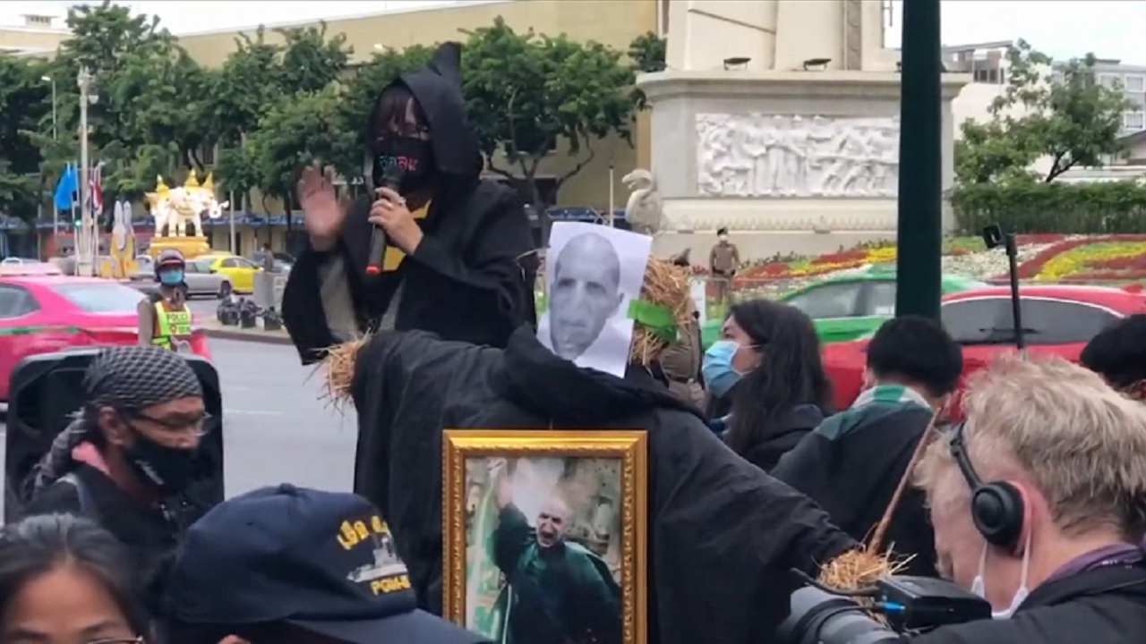 Em protestos contra monarquia tailandesa, estudantes comparam rei a vilão de Harry Potter