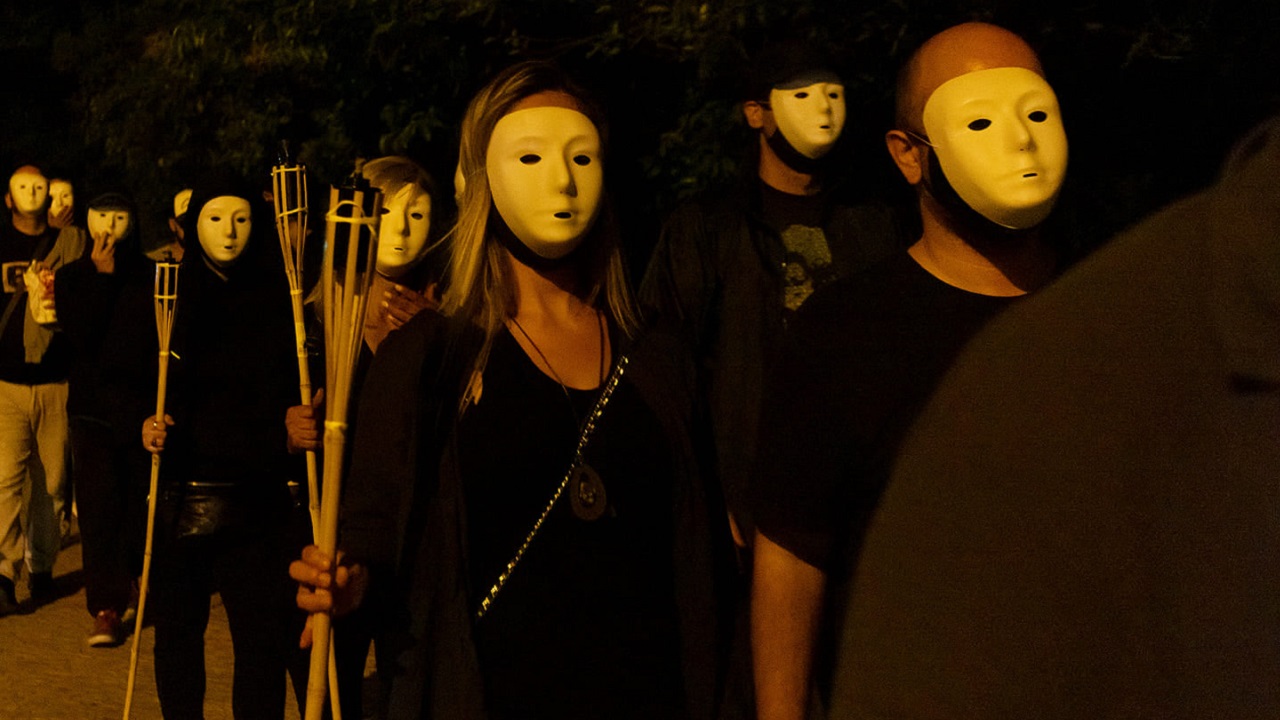 Grupo de extrema-direita se inspira em Ku Klux Klan e faz passeata em frente a entidade antirracista, em Portugal