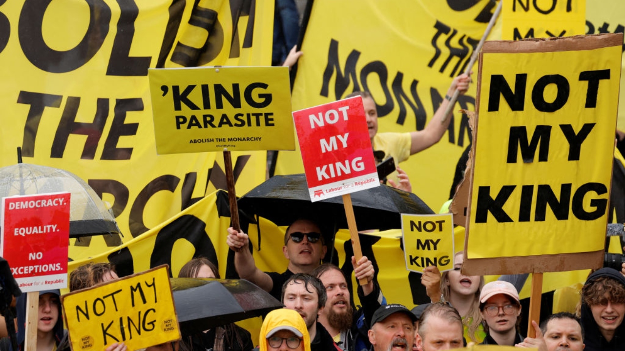Grupo ativista diz que manifestantes anti-monarquia foram detidos perto da rota da coroação