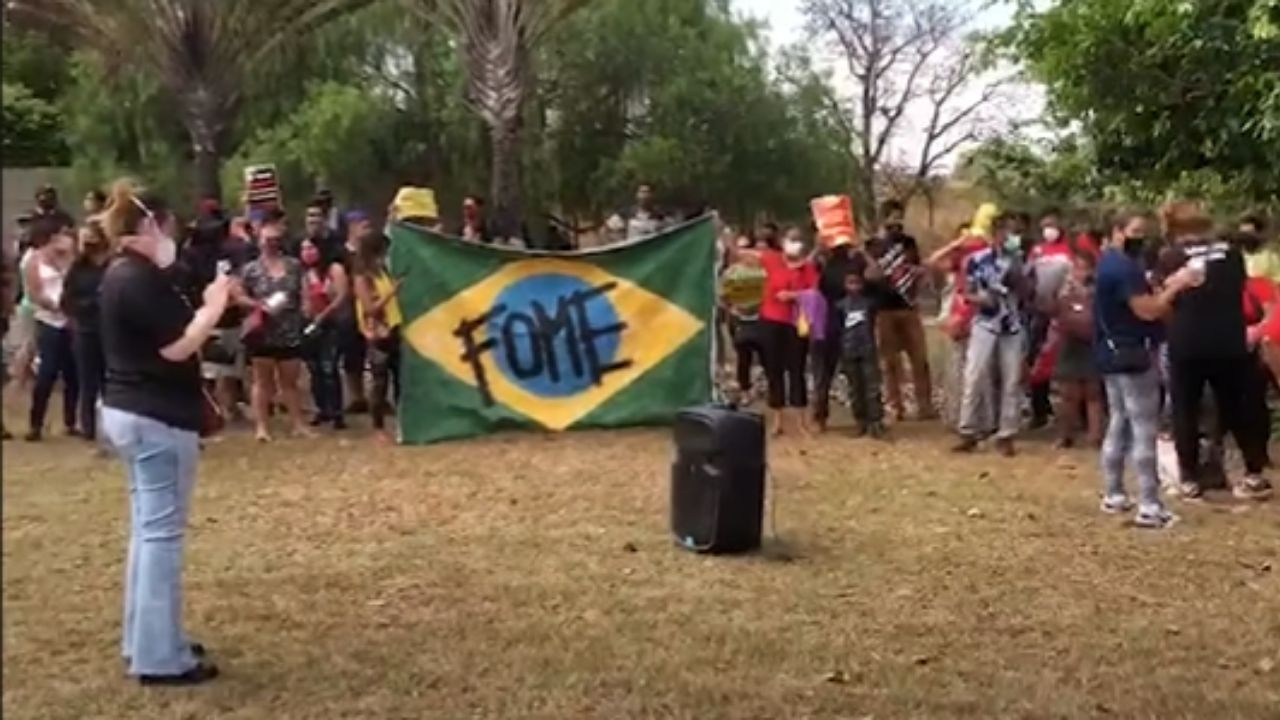Protesto do MTST reúne manifestantes em frente à mansão de Flávio Bolsonaro