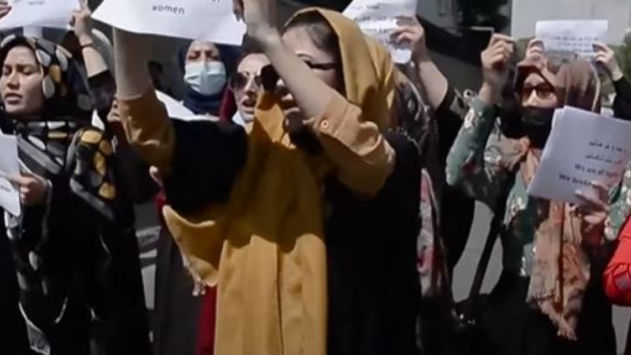 Estudantes afegãs fazem protestos após proibição do Talibã