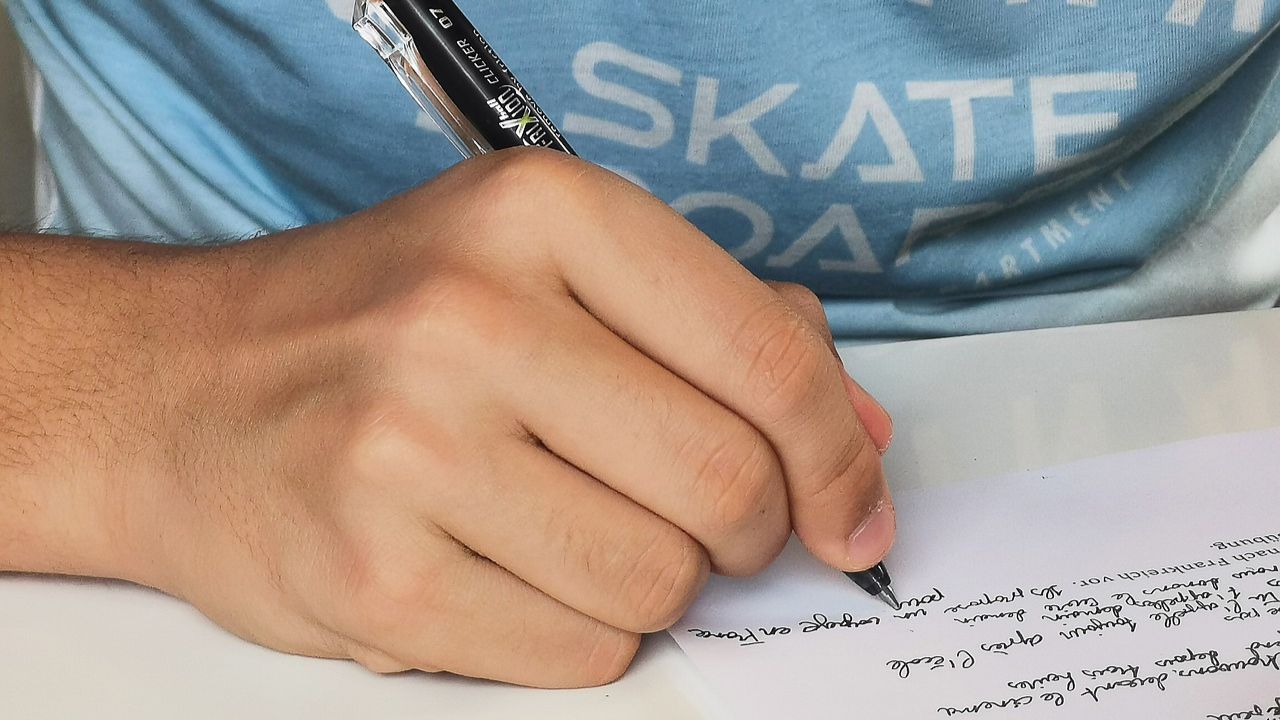 Aluno morre na Índia após espancamento por erro gramatical