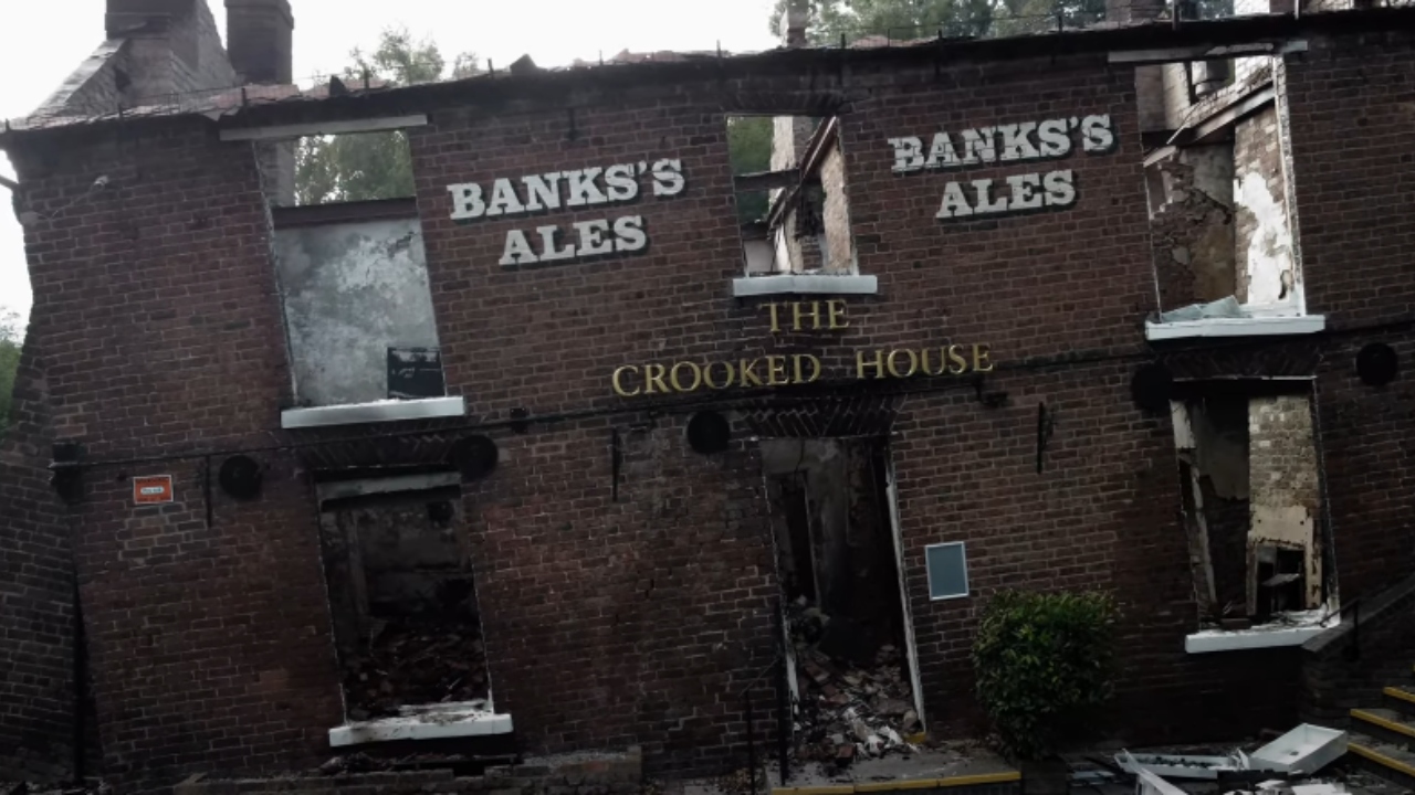 Pub considerado o ‘mais estranho’ do Reino Unido é destruído por incêndio