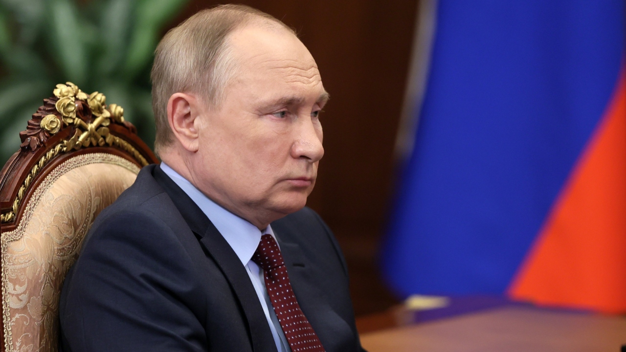 Putin afirma que Rússia está novamente sob ameaça de ‘ideologia nazista’