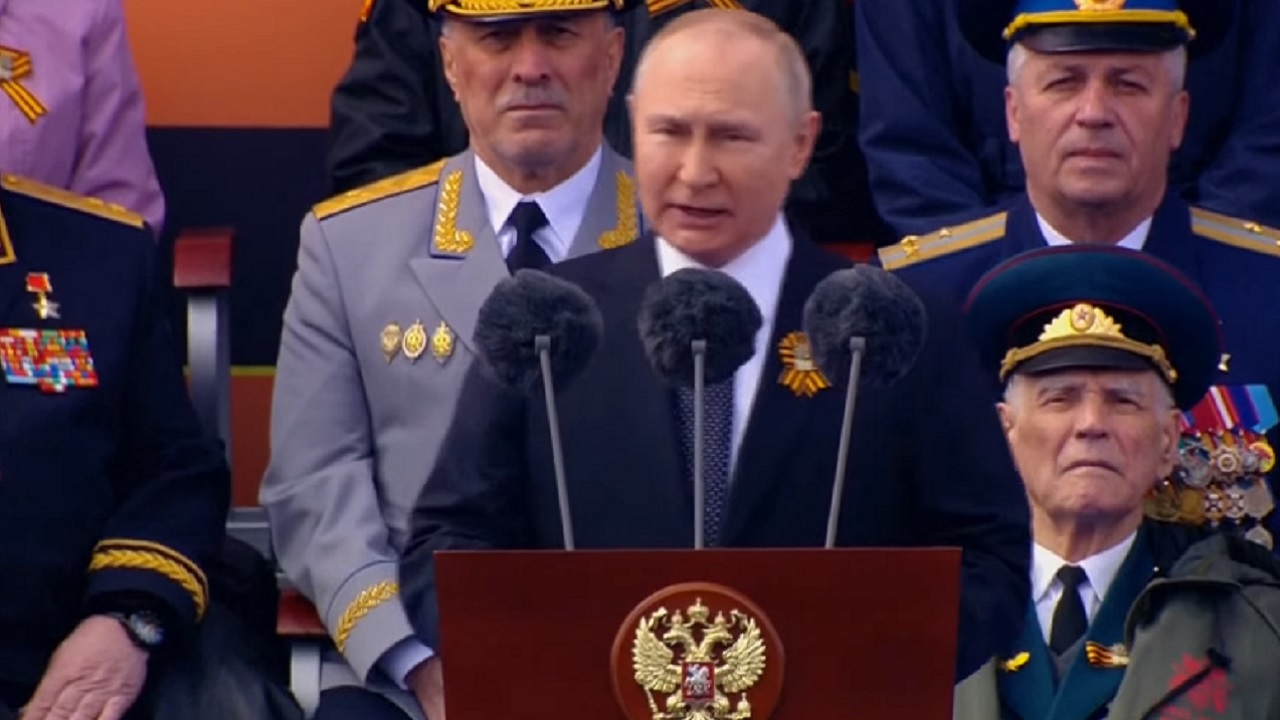 Em celebração por vitória contra nazistas, Putin justifica invasão à Ucrânia