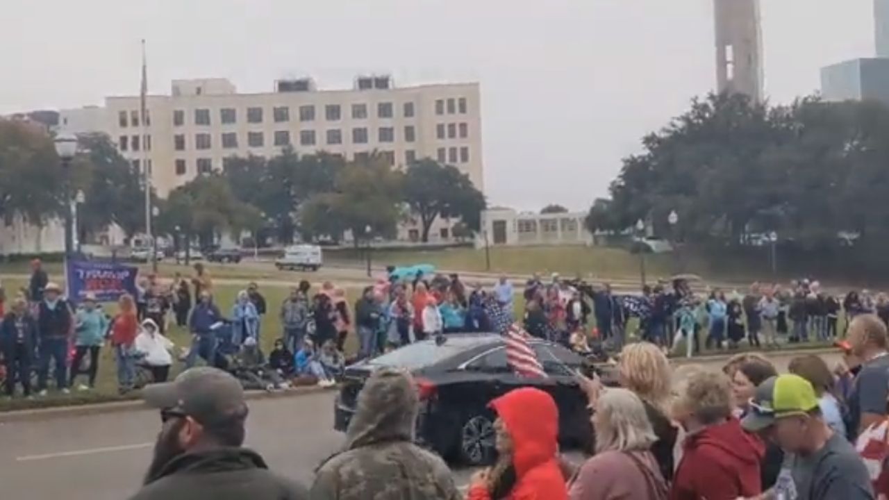 Movimento conspiracionista se reúne para suposto retorno do filho falecido de JFK