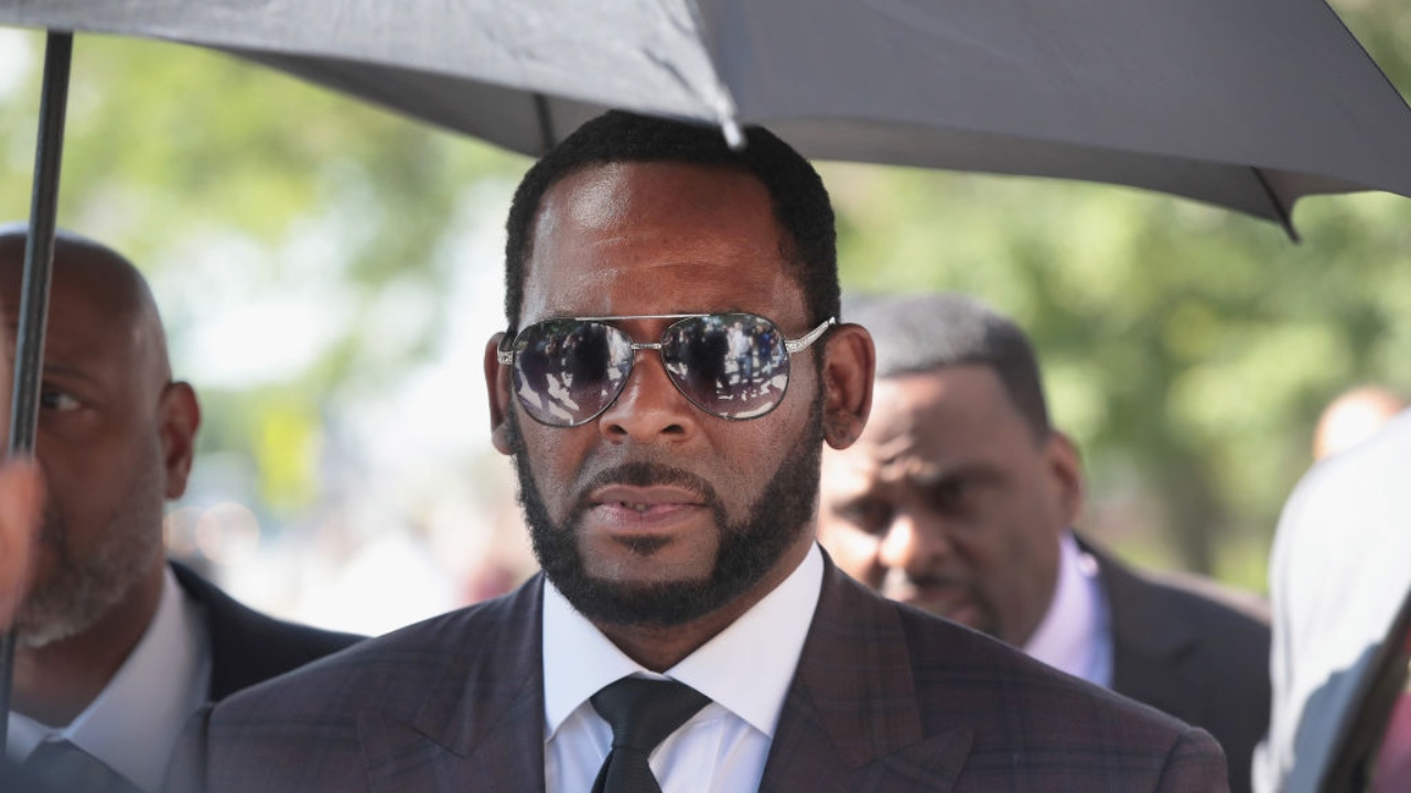 Cantor R. Kelly é sentenciado a 20 anos de prisão por pornografia infantil