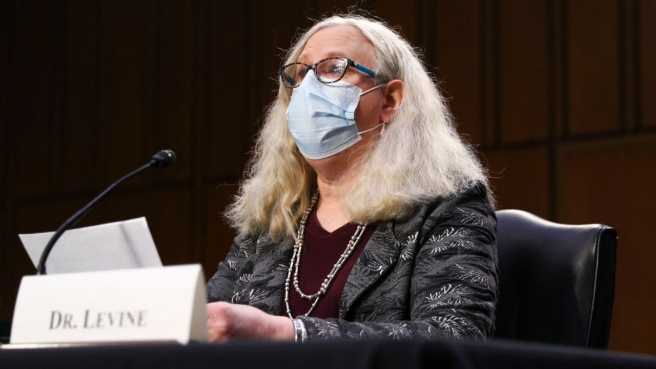 Rachel Levine se torna primeira mulher trans no cargo de almirante quatro estrelas nos EUA