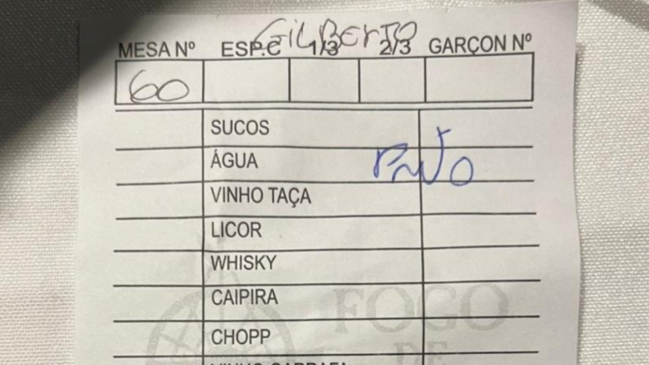 Cliente recebe comanda com identificação ‘preto’ em churrascaria de Brasília