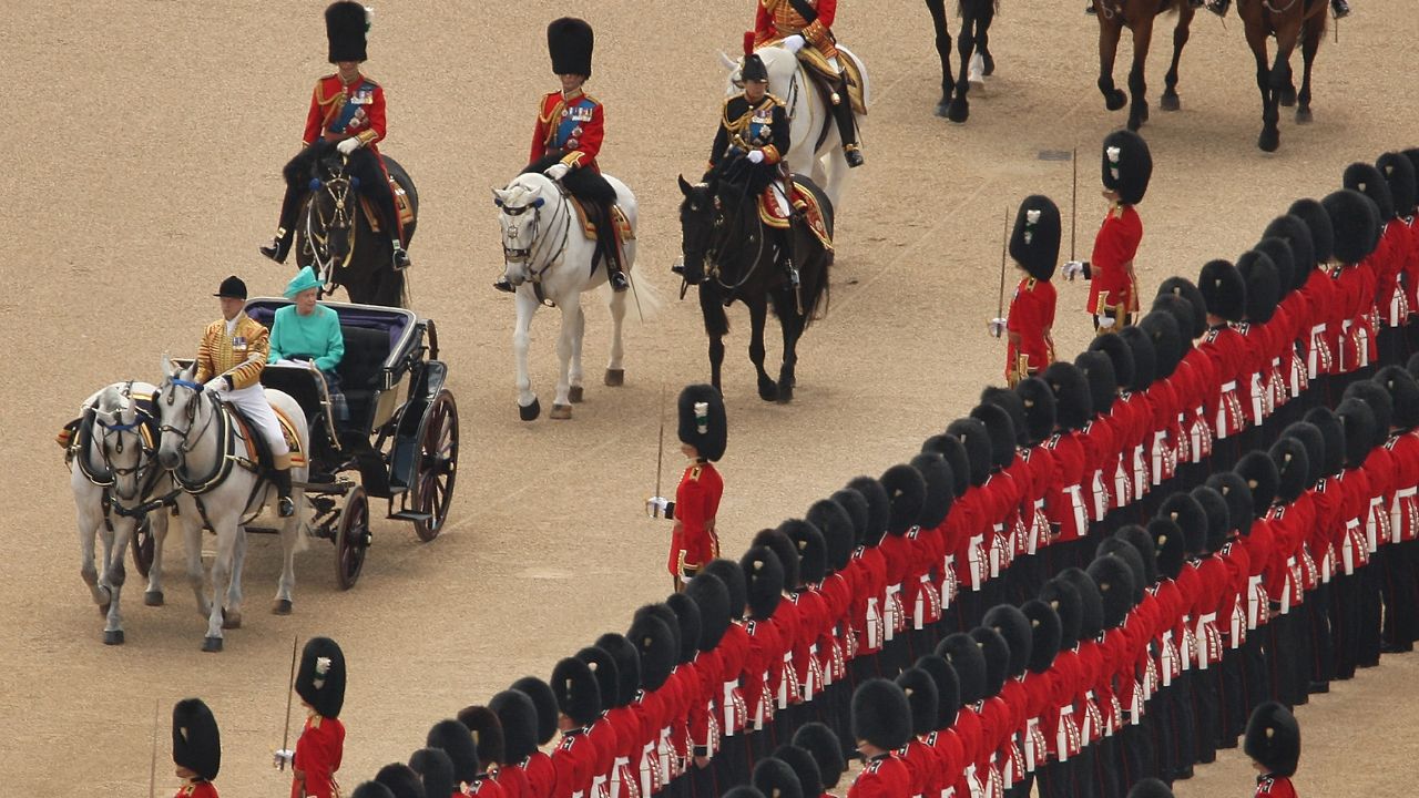 Desfile de 70 anos de Elizabeth II no trono é marcado por prisões