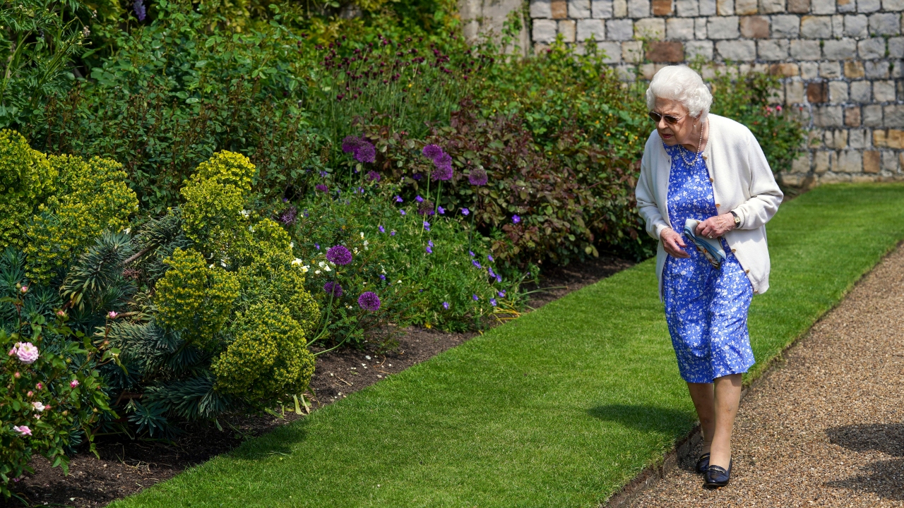 Rainha Elizabeth II presta homenagem ao marido, que faria 100 anos