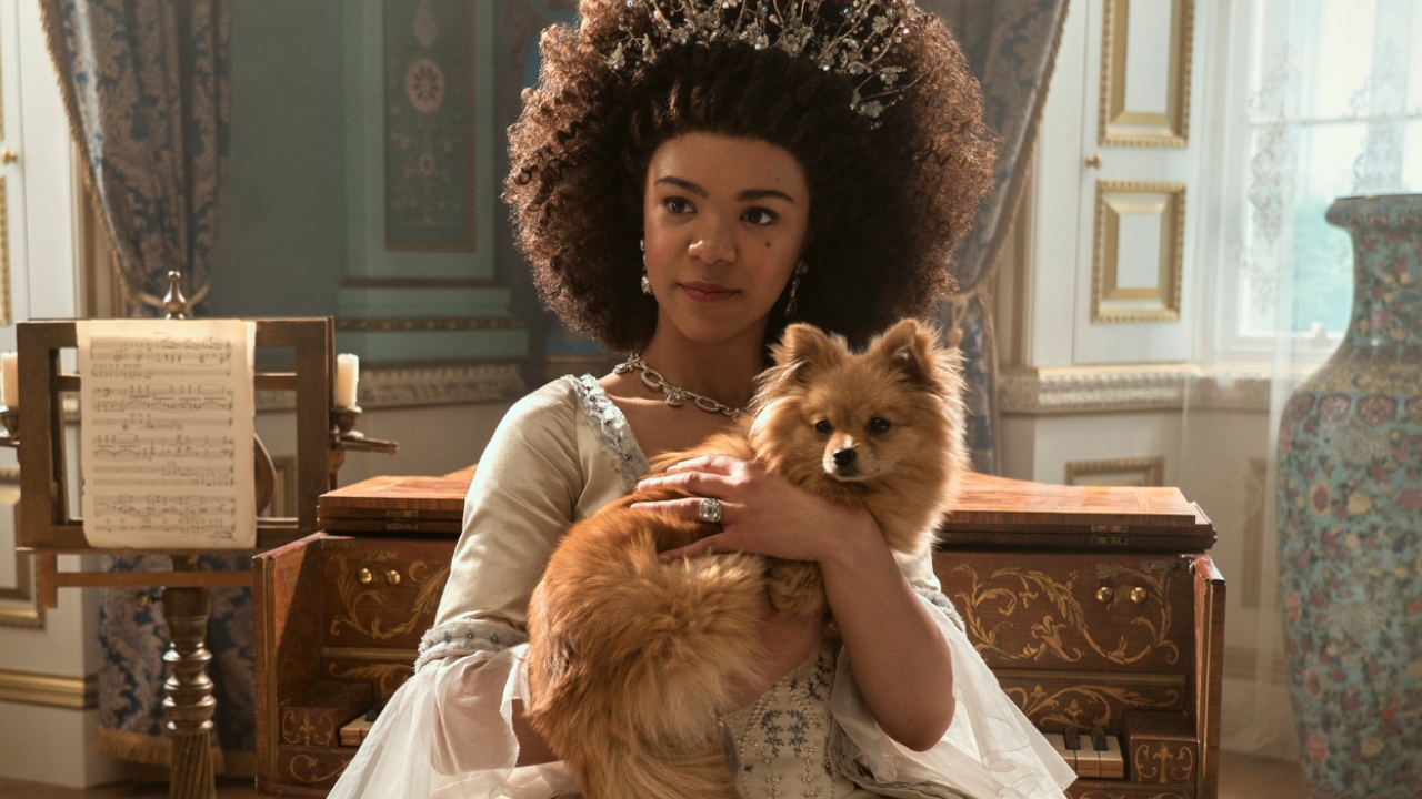 Bridgerton: Atriz detalha diferenças e semelhanças entre as duas versões da rainha Charlotte