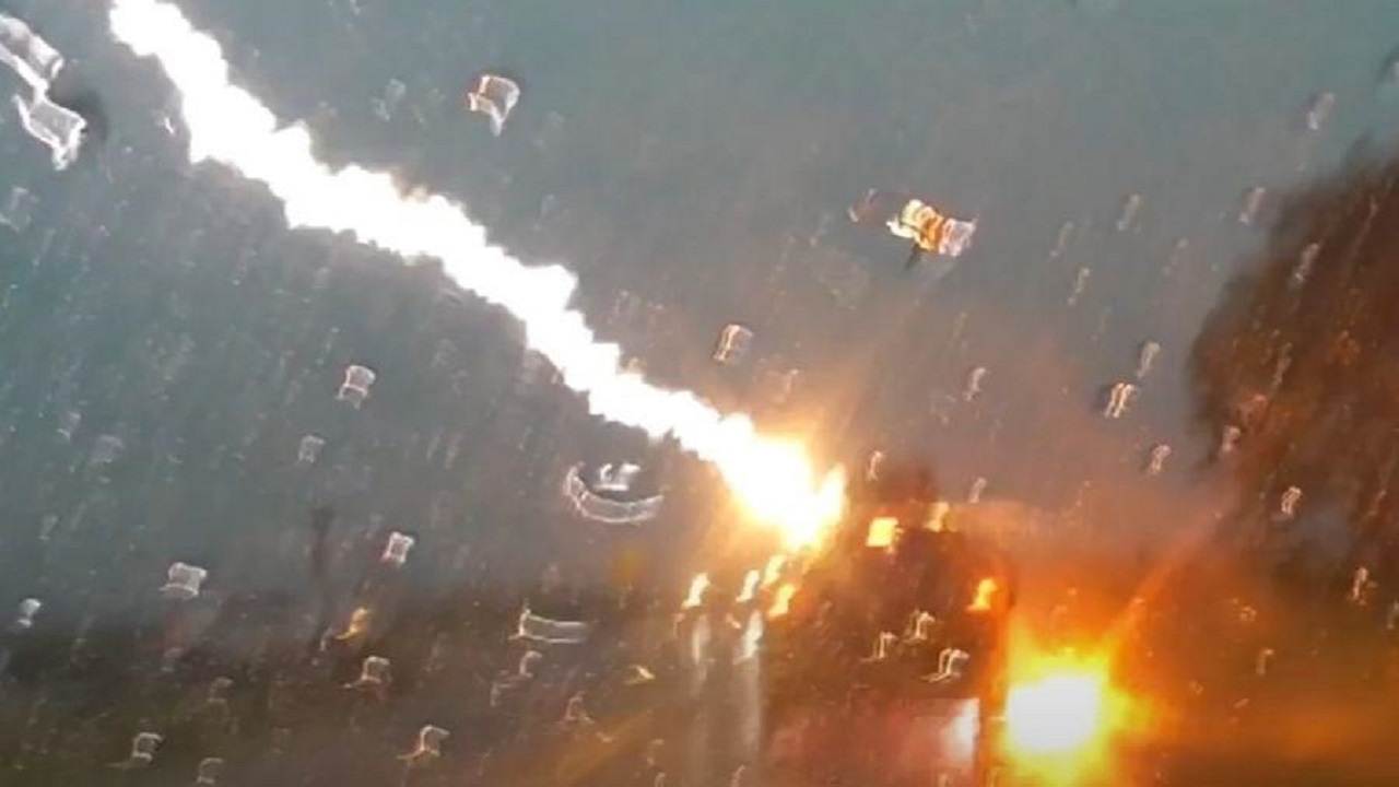 Veja o impressionante momento que um raio atinge um carro em rodovia dos EUA