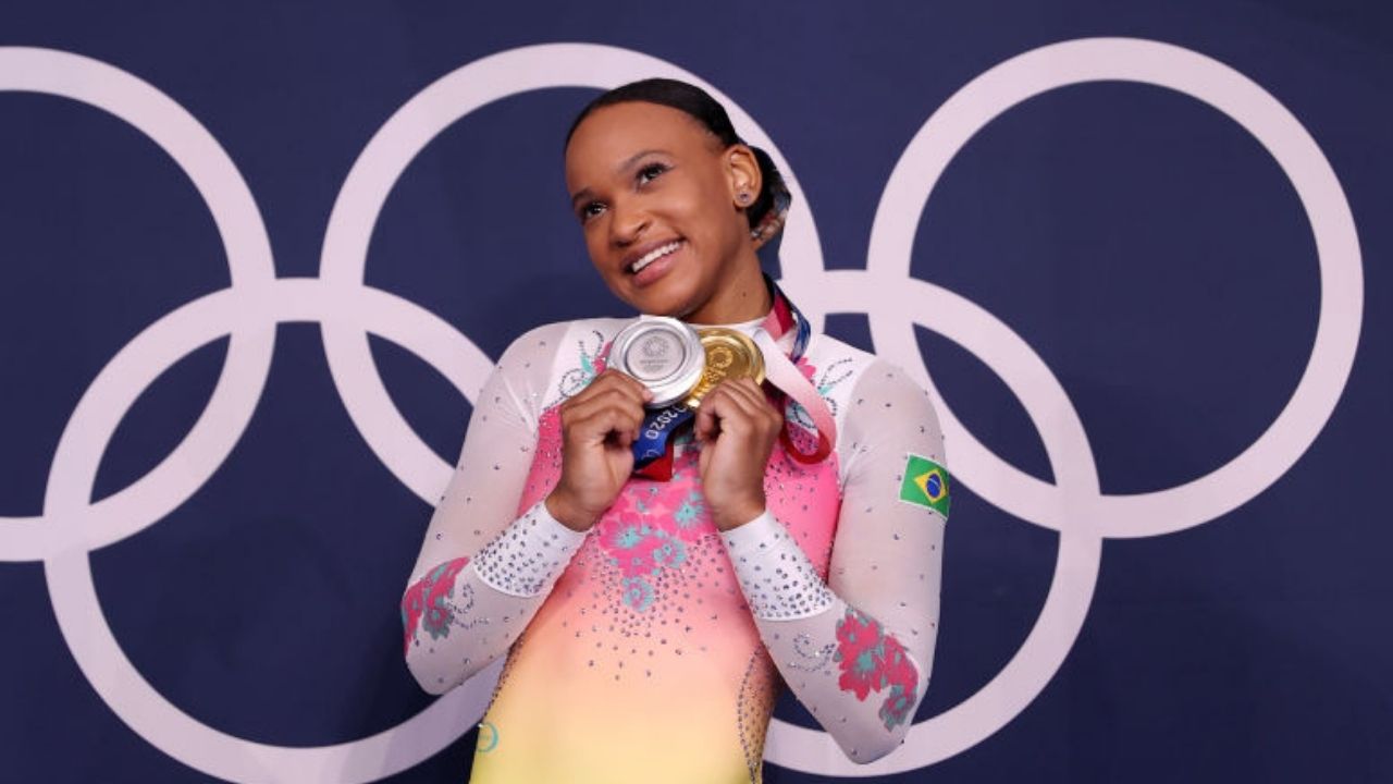 Ginasta Rebeca Andrade participará do encerramento das Olimpíadas como porta-bandeira do Brasil
