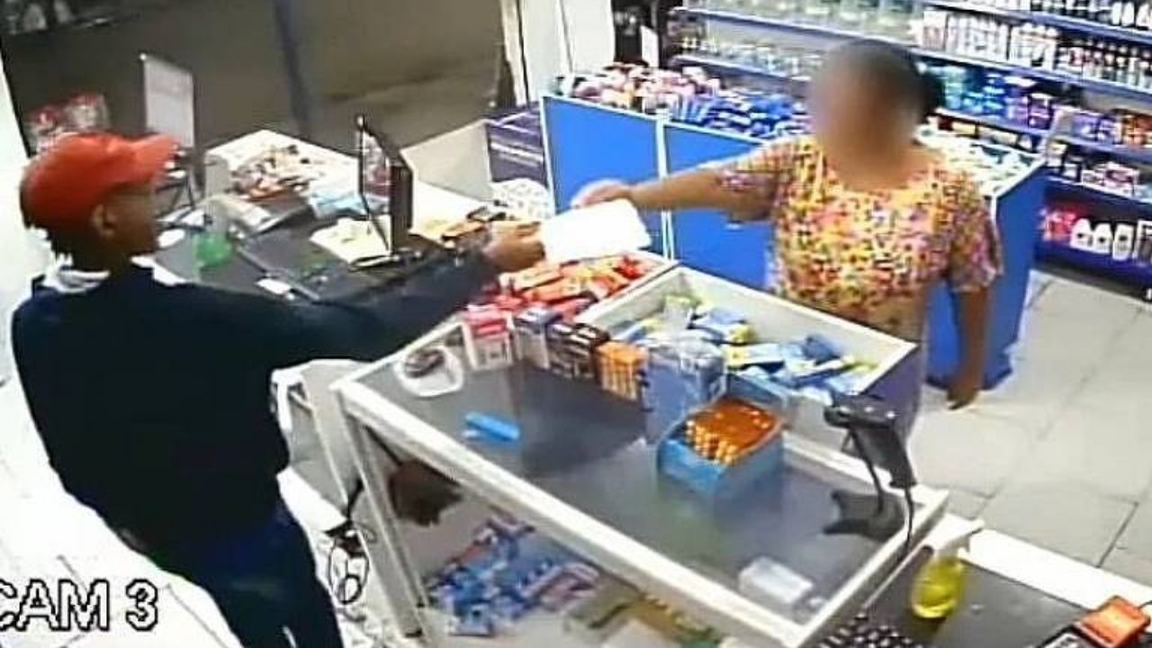 Assaltante recebe receita médica de cliente durante roubo em farmácia