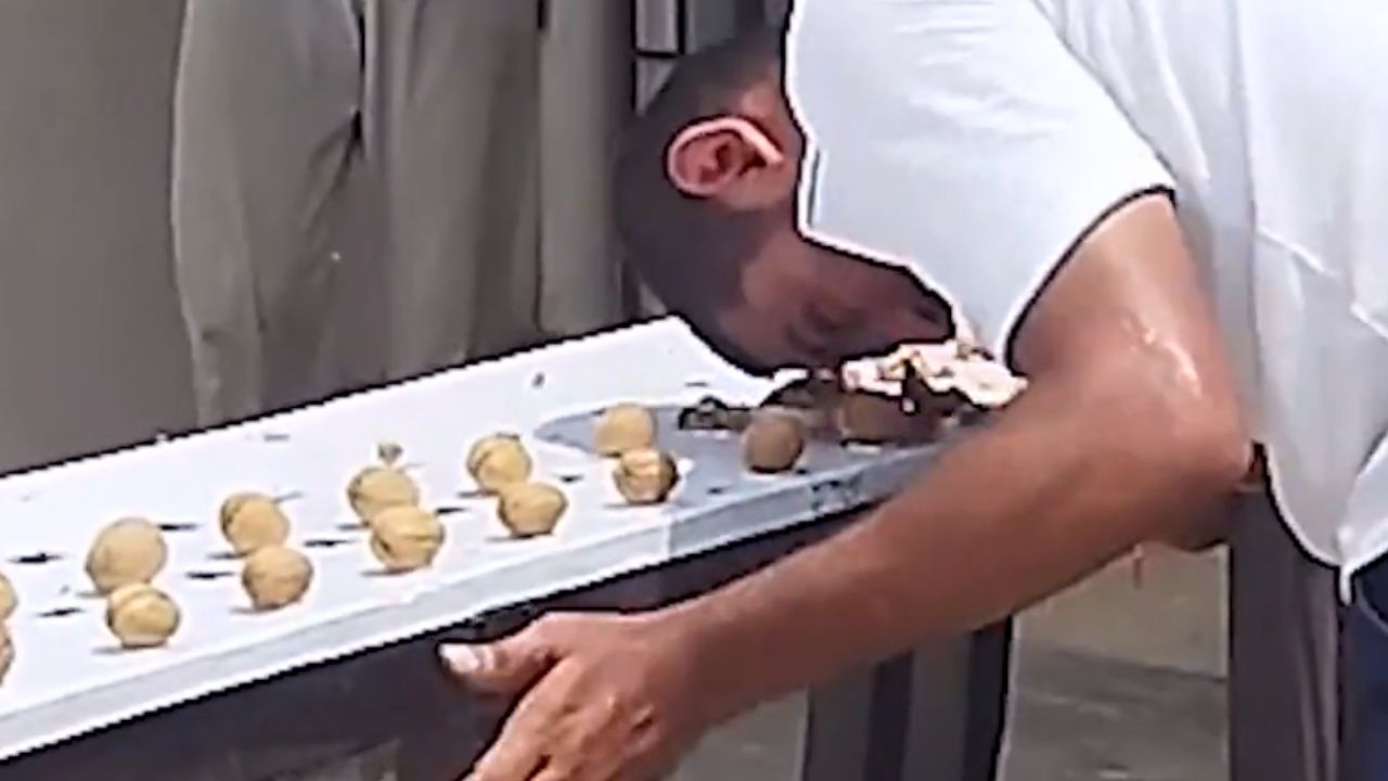 Homem entra para o Guinness Book ao quebrar mais de 270 nozes com a própria cabeça
