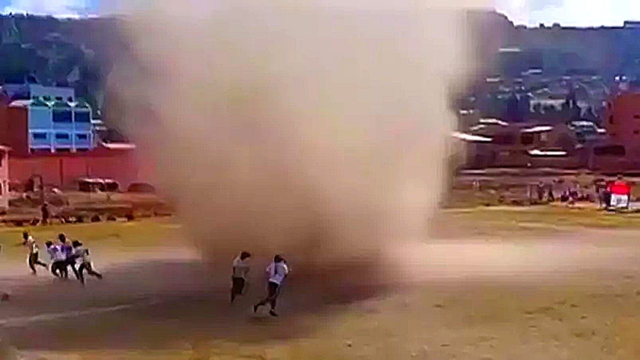 Redemoinho causa susto durante final de campeonato de futebol na Bolívia