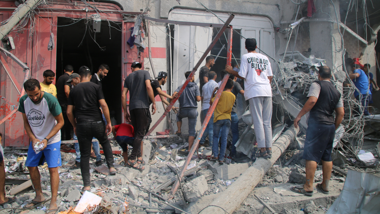 Palestinos buscavam abrigos para bombardeios em hospitais antes de ataque