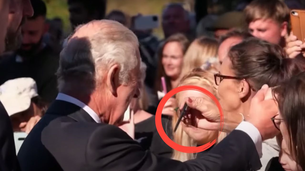 Vídeo: Súdito presenteia Charles III com caneta após dificuldades do rei