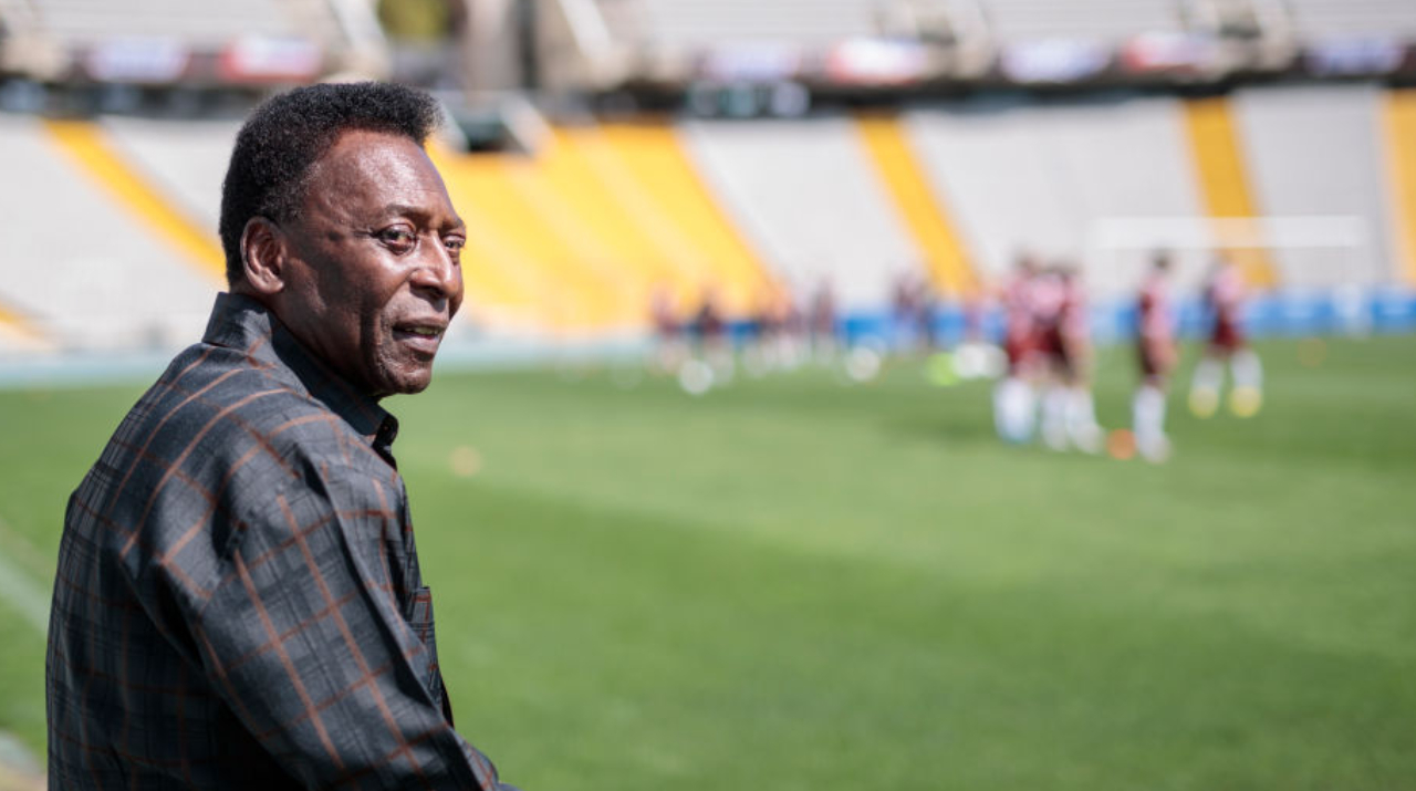 Filha de Pelé tranquiliza fãs após internação do pai
